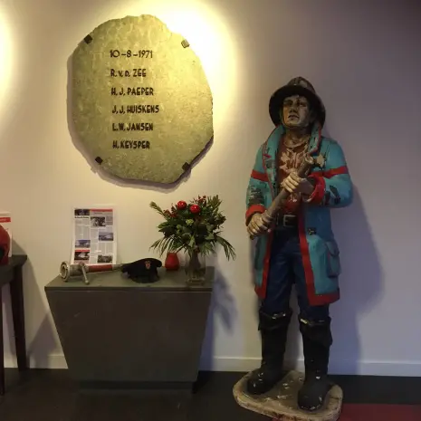 Basiq Cleaning schenkt beeld aan Amsterdamse Brandweer