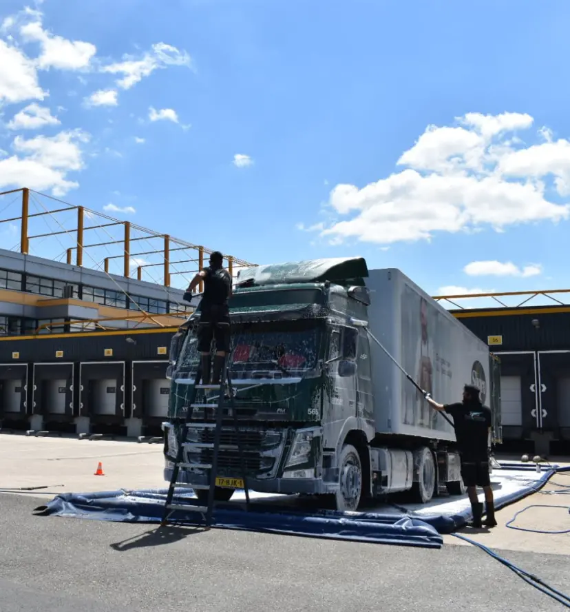 Reinigen en desinfecteren buitenzijde transportmiddel